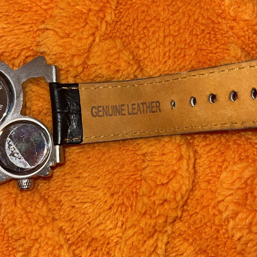 Men’s Watch Oulm 1167 Triple Time Analog Quartz Silver Tone Black Leather Strap - Picture 4 of 6